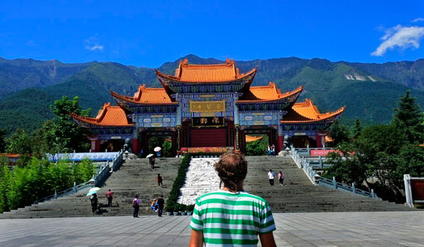 Hombre recorriendo un templo en beijing